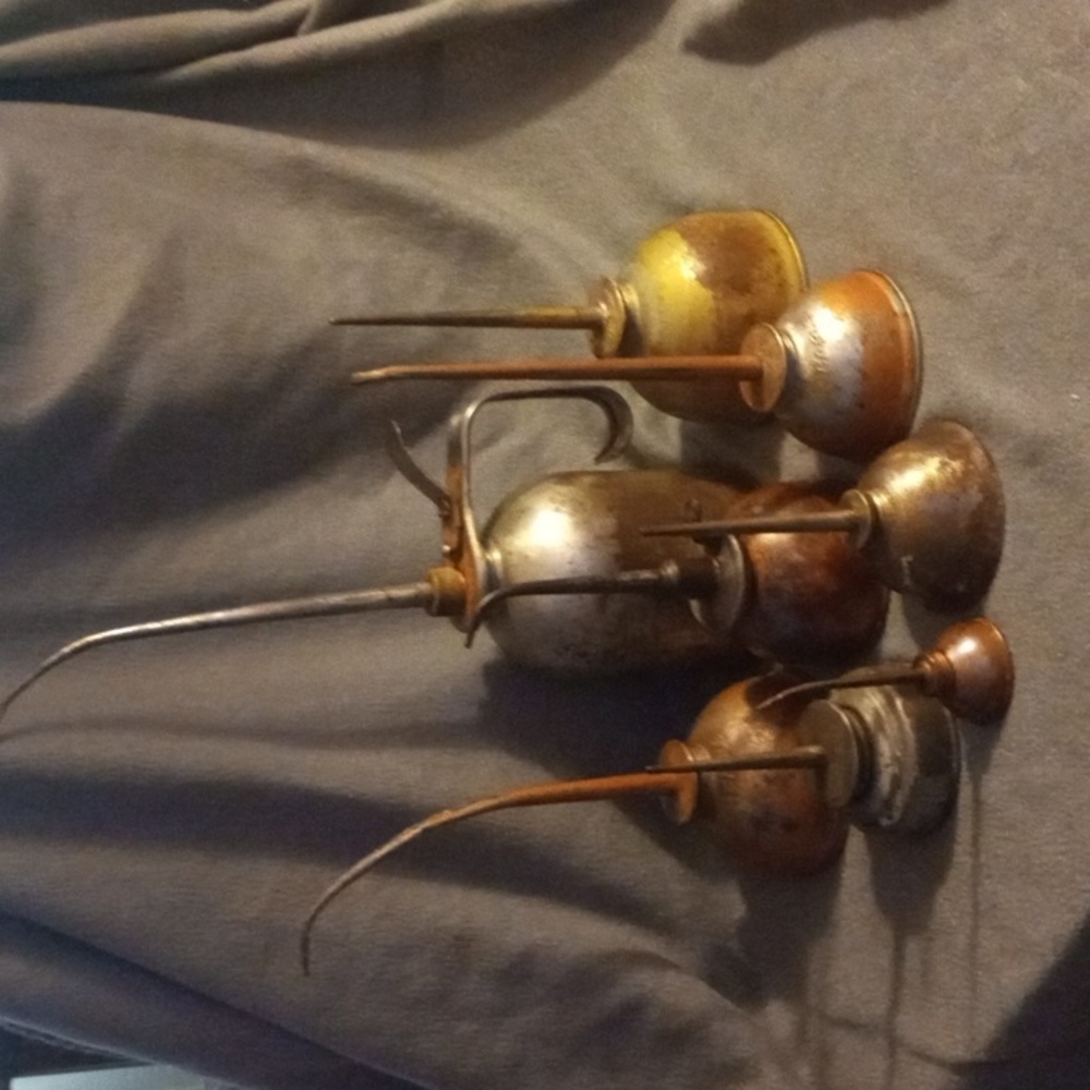 Group of 8 vintage/antique thumb press oil cans